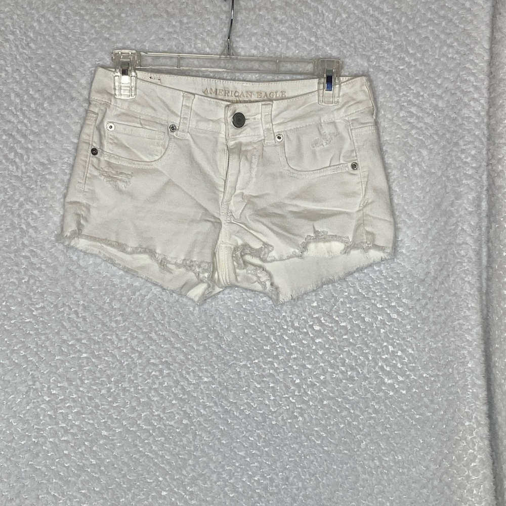 White shortie American eagle shorts size 4
